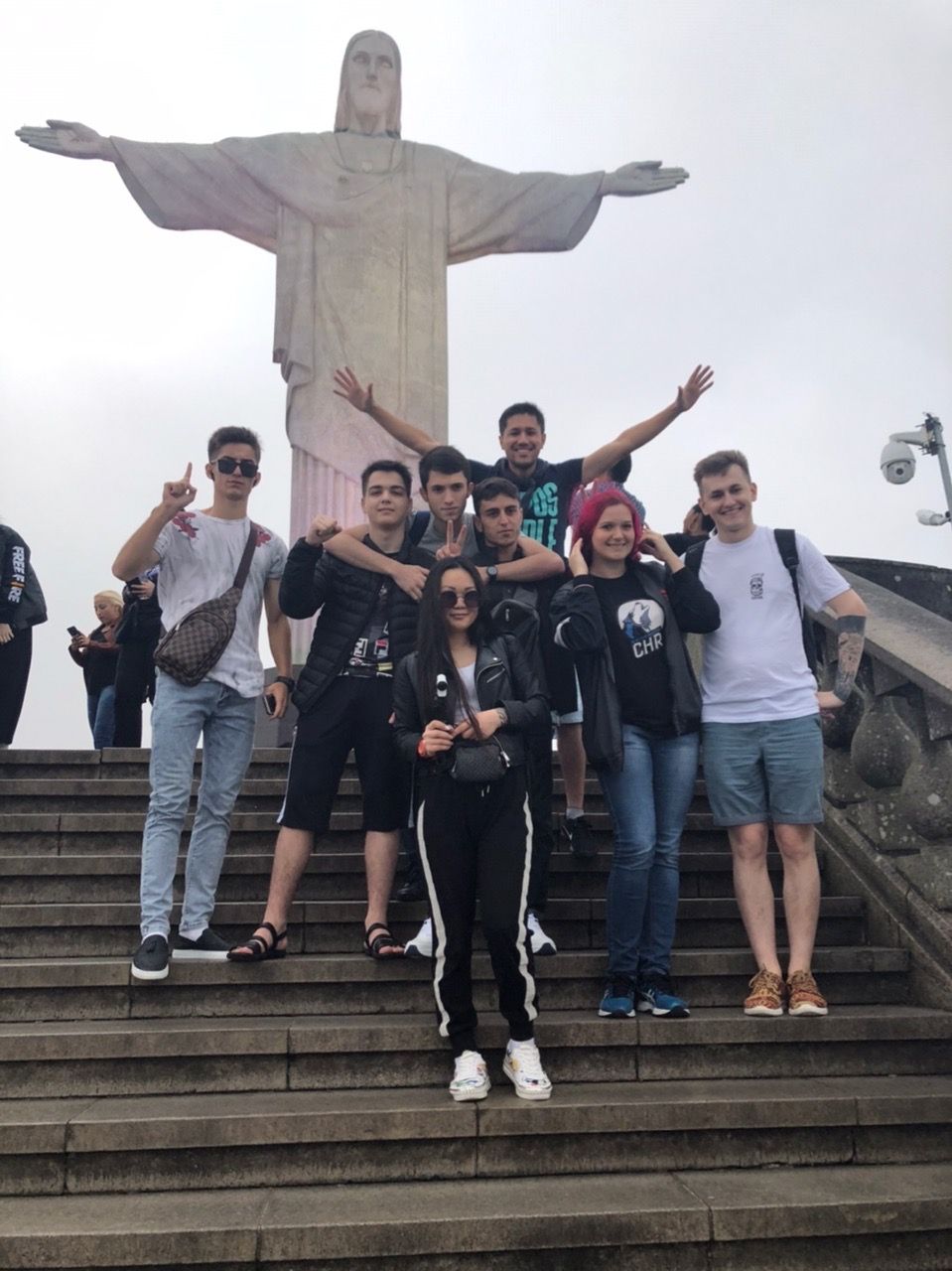 Команда у статуи Христа-Искупителя. Рио-де-Жанейро, Бразилия. Источник: vk.com/pokoriteltop
