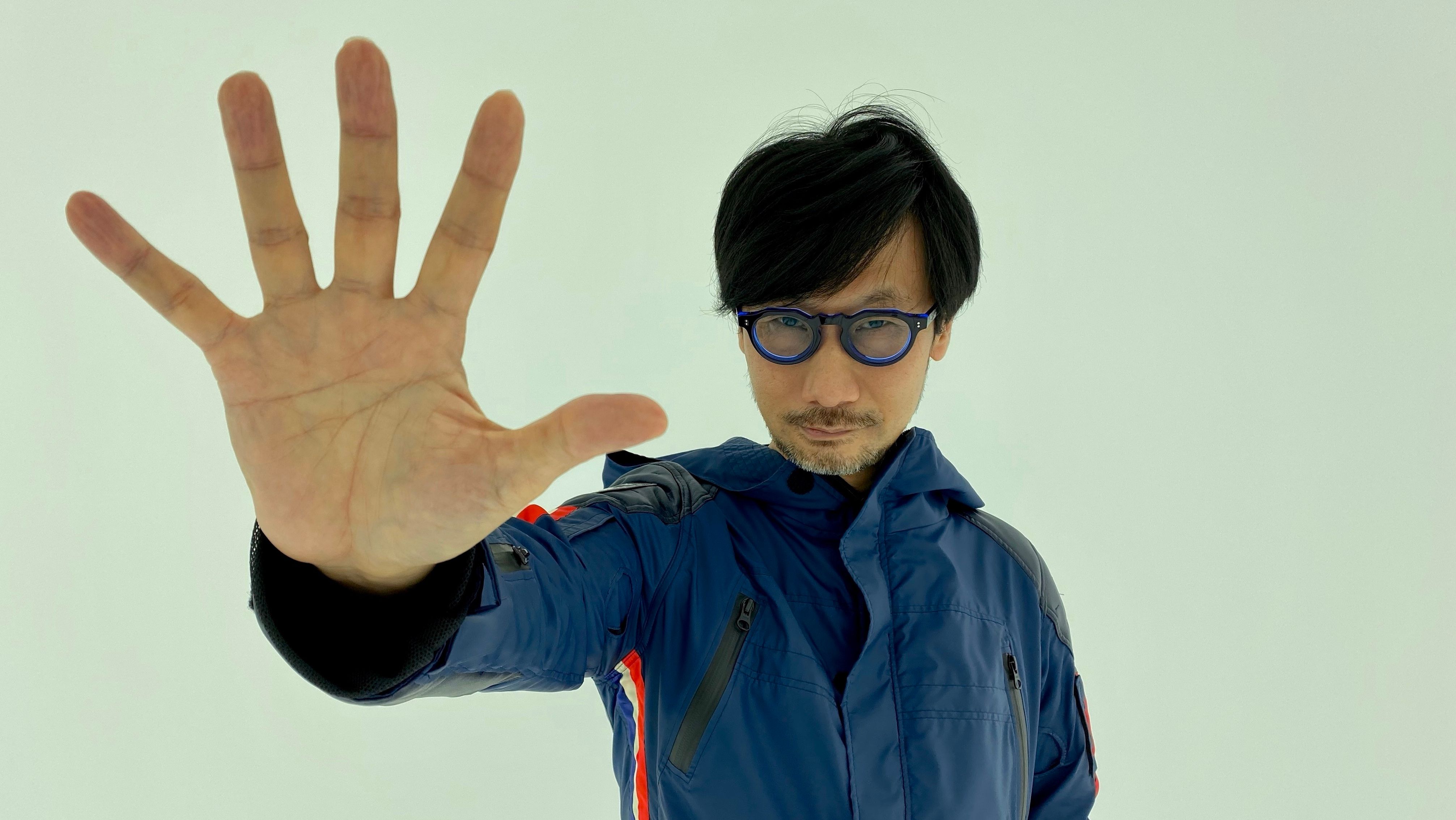 Kojima умный дом. Хидео Кодзима. Хидэо Кодзима геймдизайнер. Хидео Кодзима 2024. Хидео Кодзима портрет.