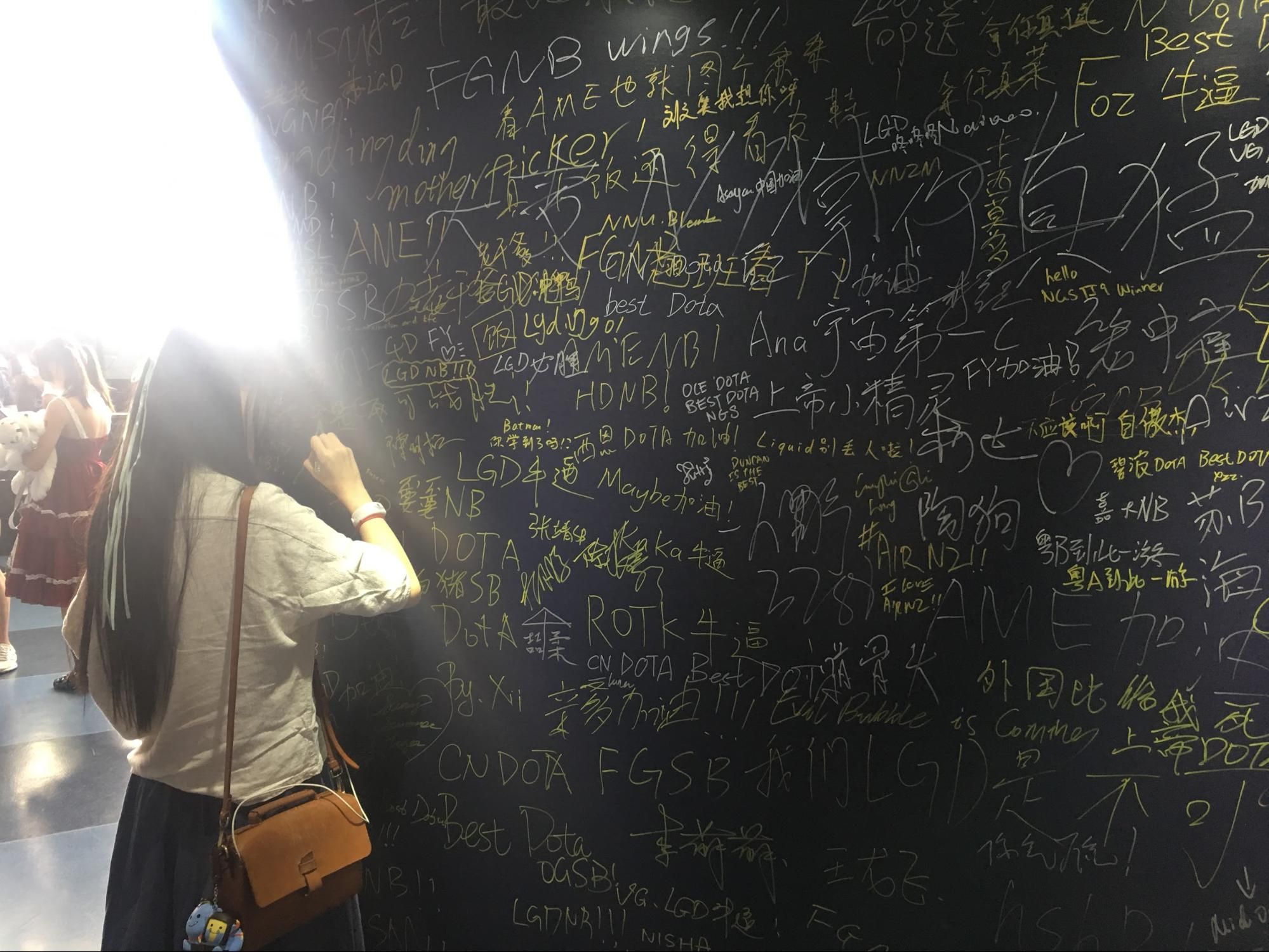 На этой стене фанаты оставляют автографы &mdash; других развлечений в холле нет