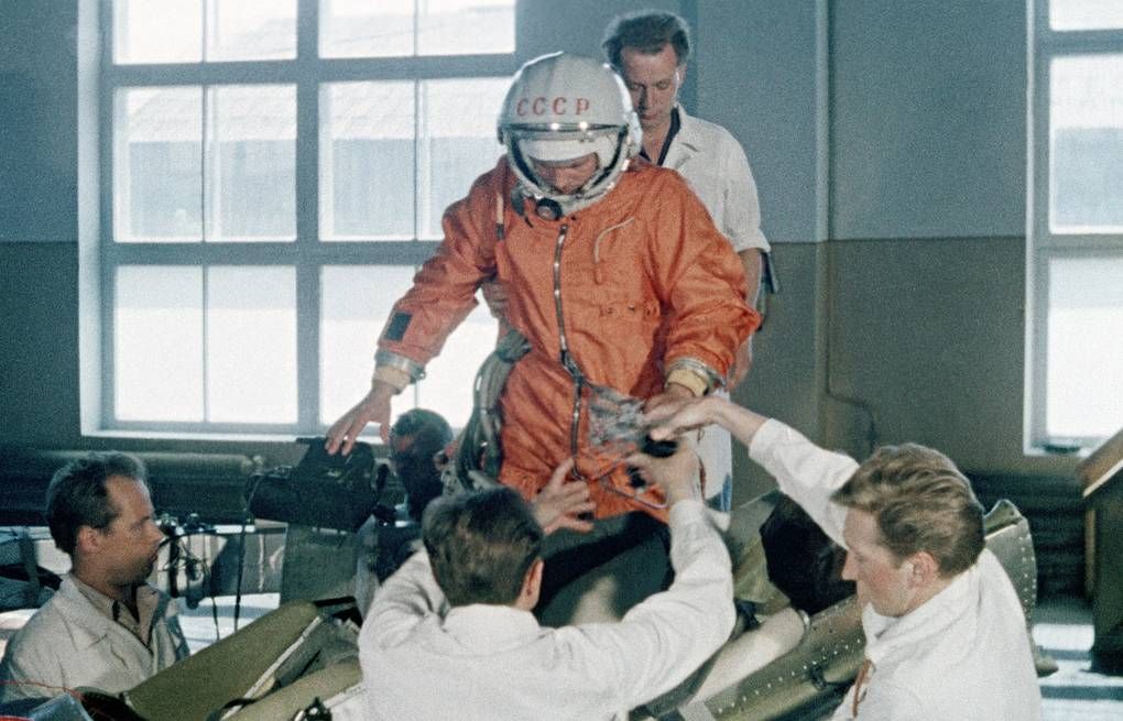 Юрий Гагарин во время подготовки к первому полёту в космос | Фото: ТАСС
