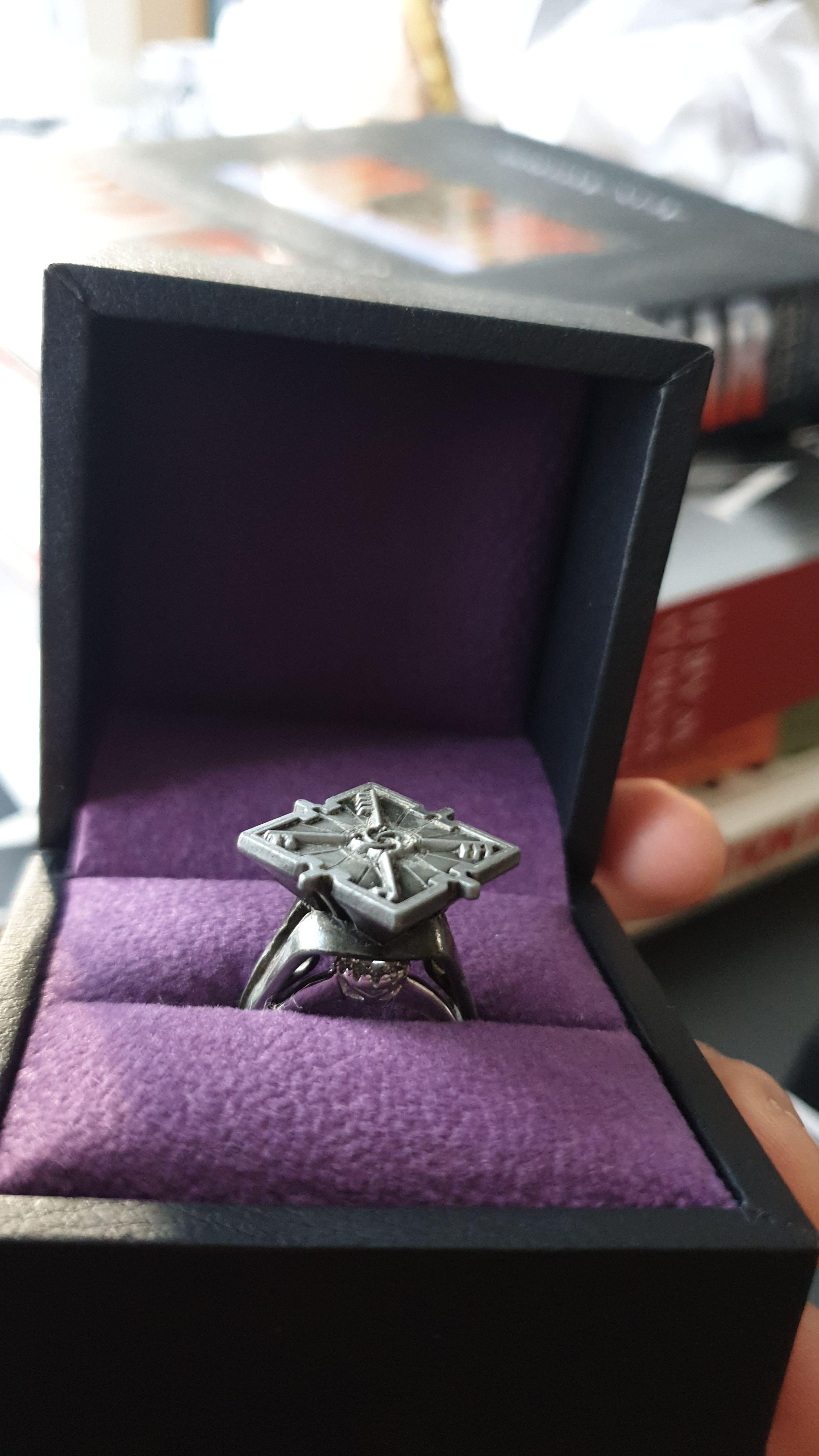 Императорский перстень с печаткой из Dishonored 2 и настоящее кольцо, спрятанное под ним. Источник: reddit
