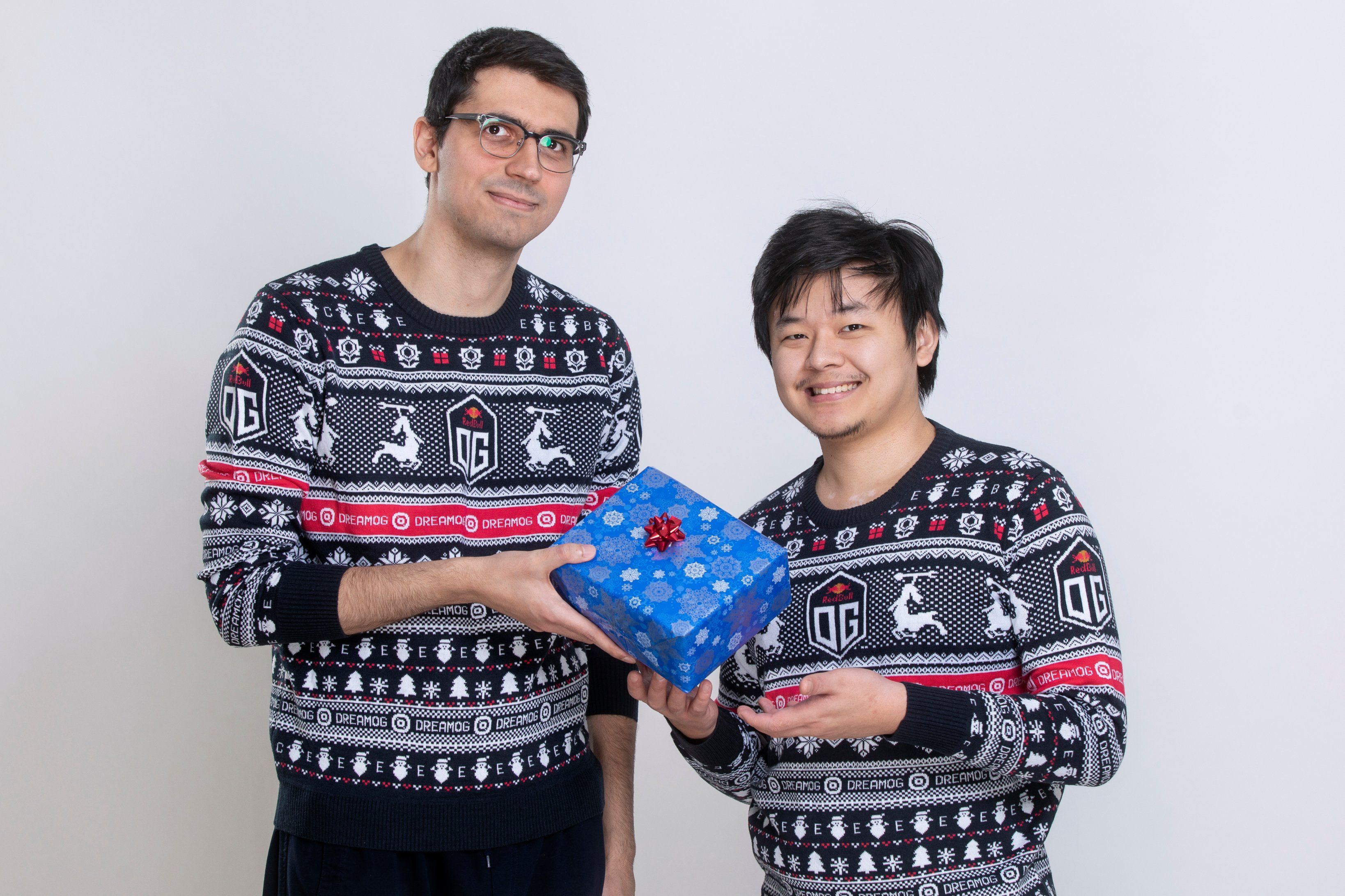 Saksa и MidOne в рождественских свитерах OG.
Источник: OG