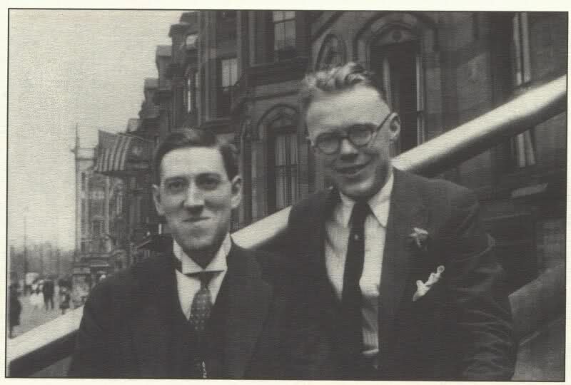 Г.Ф. Лавкрафт (слева) иногда даже улыбался