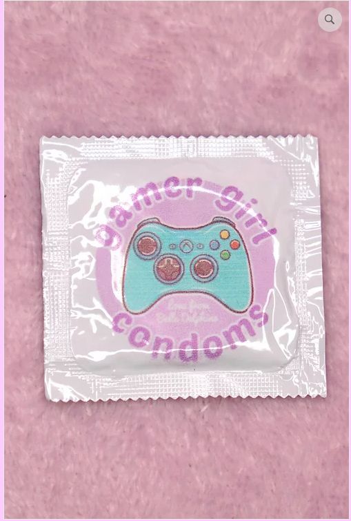 Белль Делфин в рекламе геймерских презервативов. Источник: belledelphinestore.com