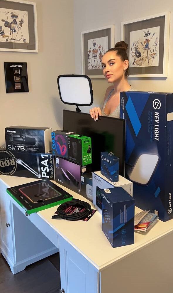 Российская порноактриса Luxury Girl будет стримить на Twitch