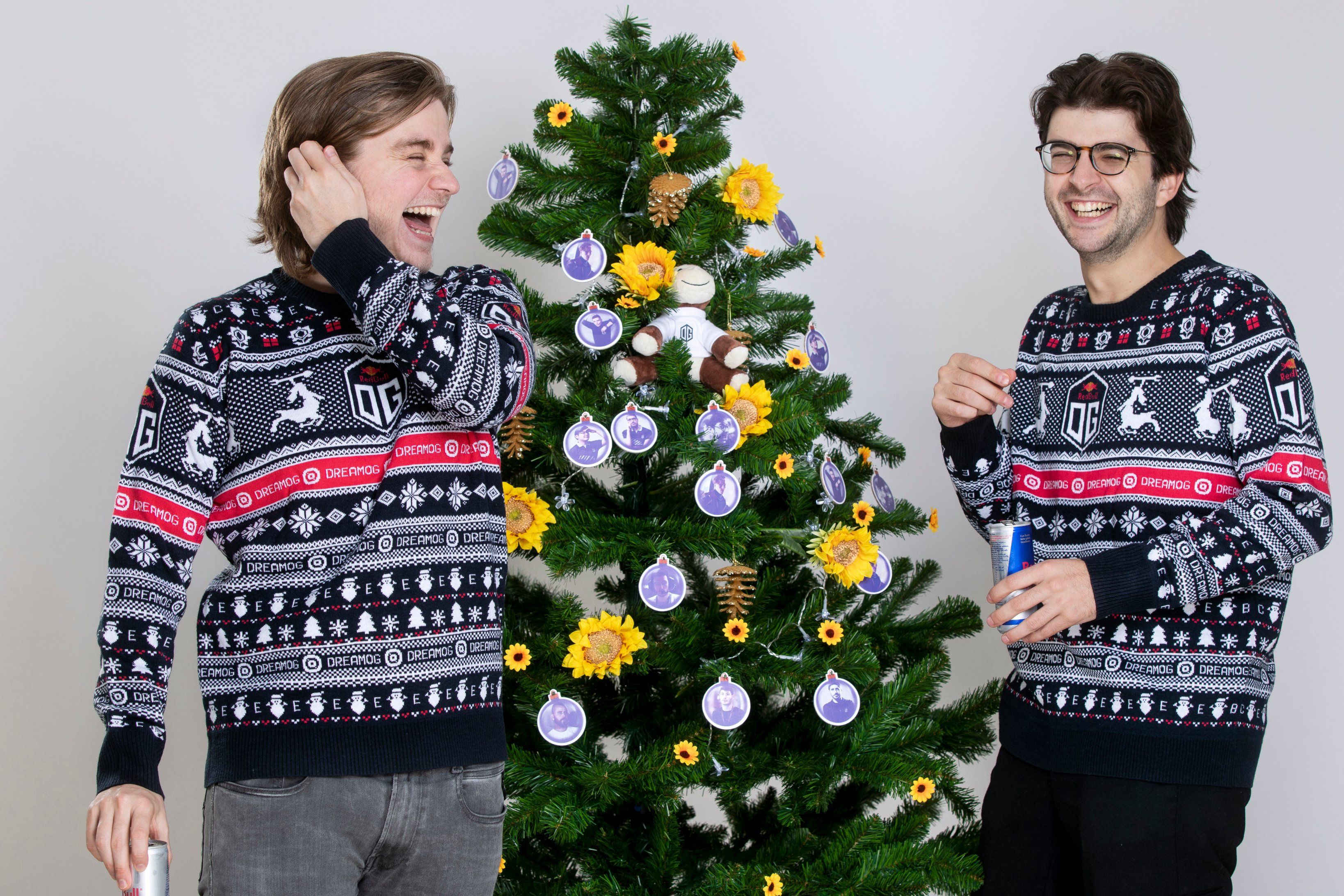 N0tail и Ceb в рождественских свитерах OG.
Источник: OG