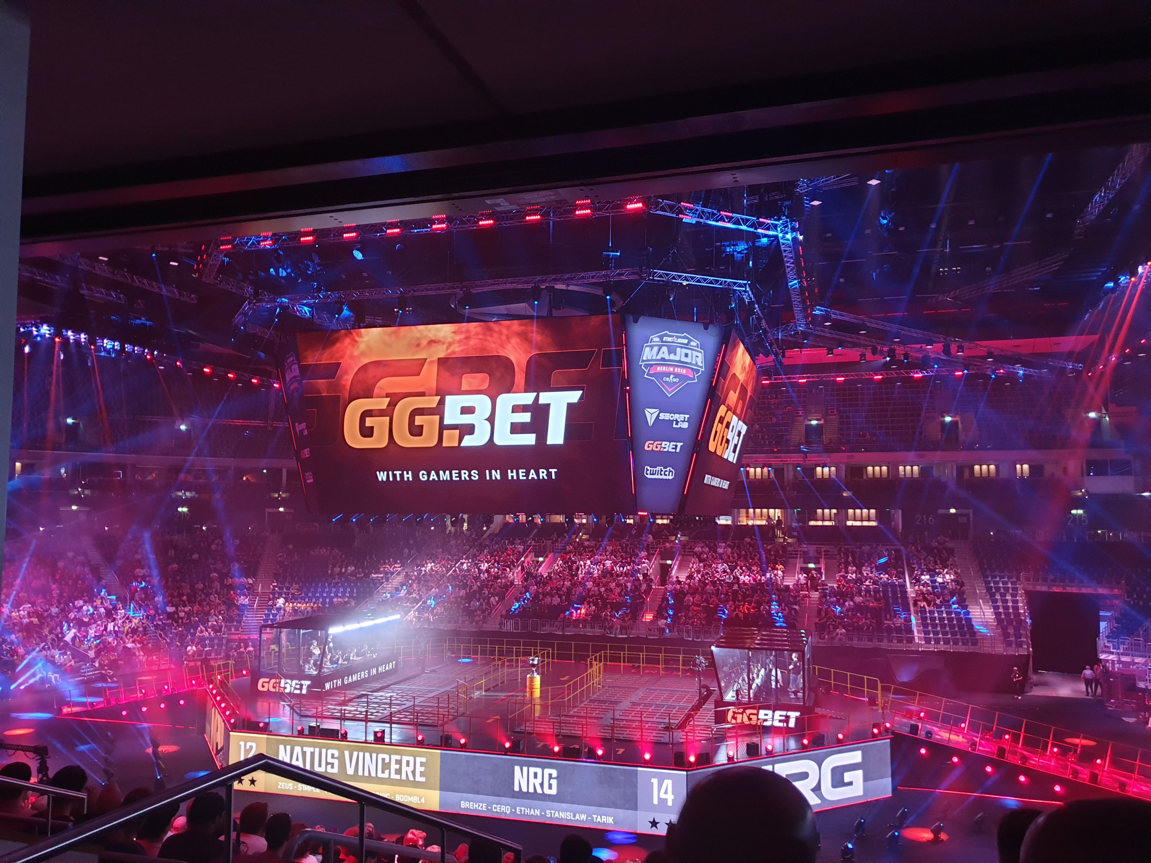 Баннер GGBET на сцене мейджора