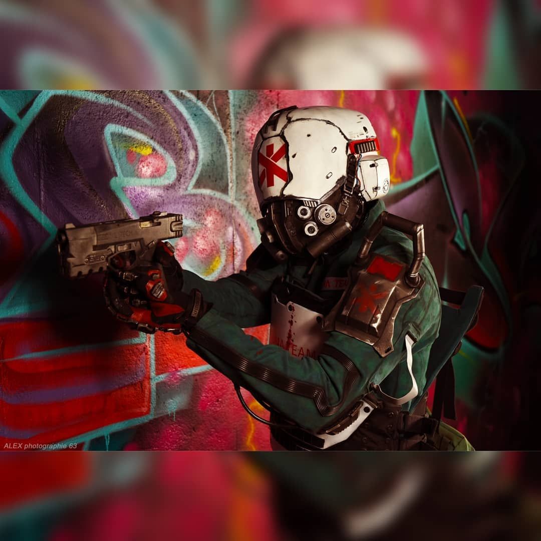 Косплей на Trauma Team Soldier из Cyberpunk 2077. Модель: Props It Yourself. Источник: instagram.com/propsityourself