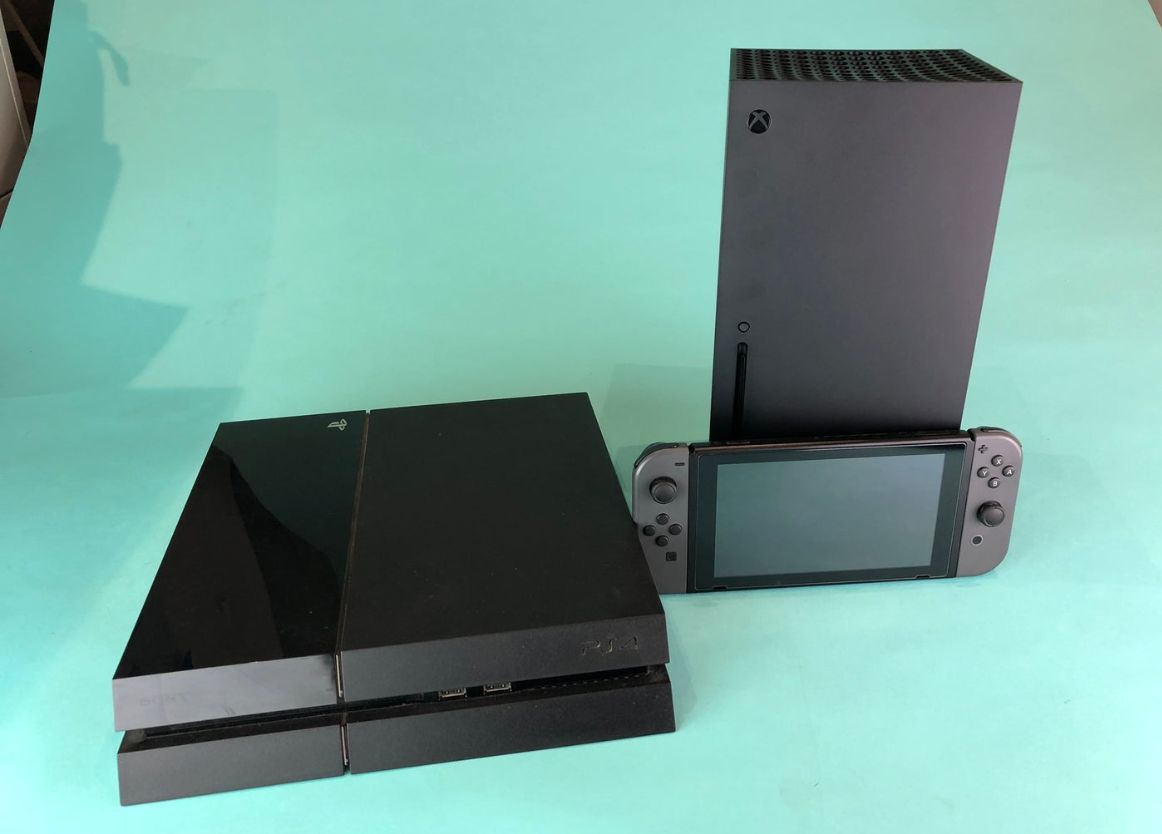Другая приставка. Габариты Xbox 360 Slim.