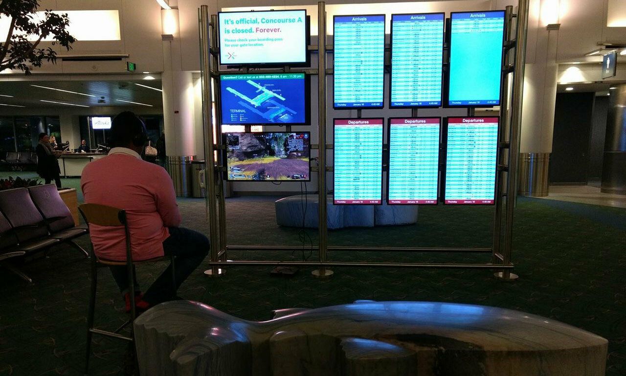 Пассажир в аэропорту Портленда играет в Apex Legends.
Источник: Oregon Live