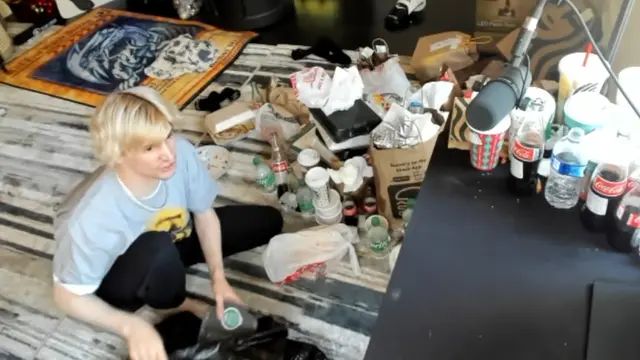 Комната xQc в процессе уборки | Источник: канал xQc на Twitch