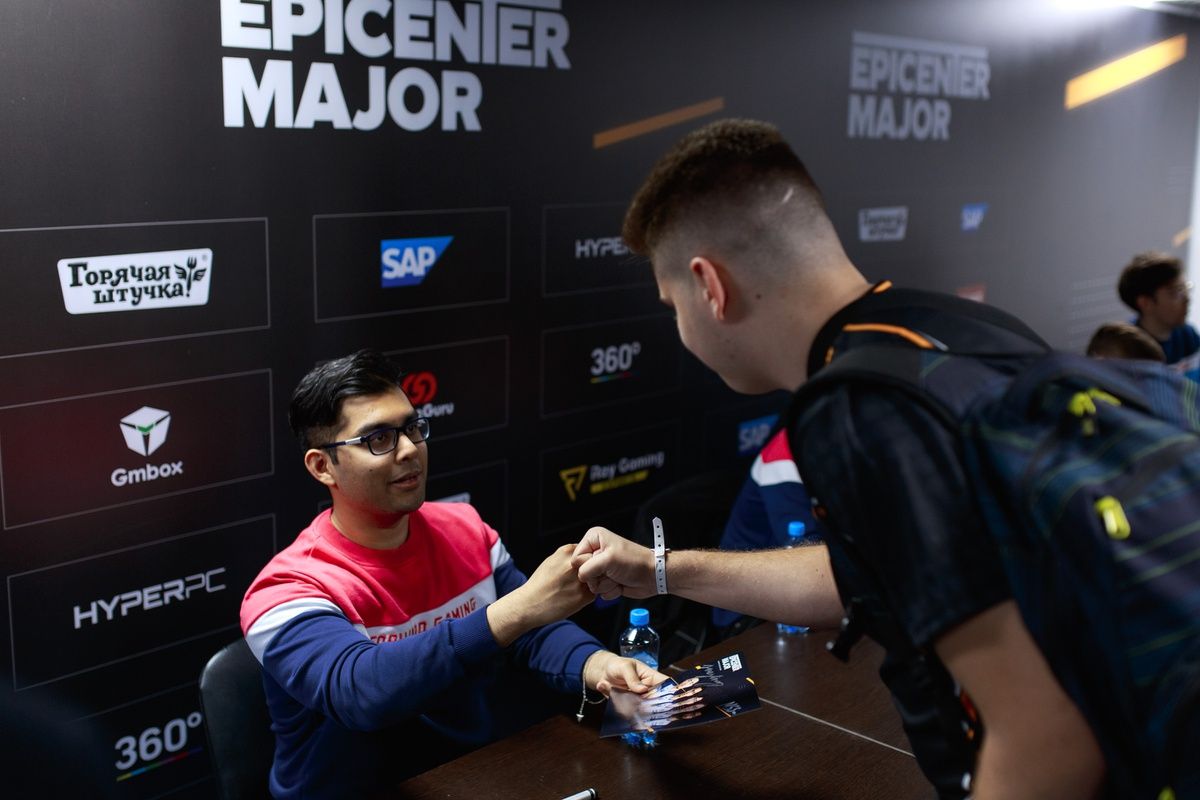 MSS с фанатом на автограф-сессии EPICENTER Major 2019
Источник: EPICENTER