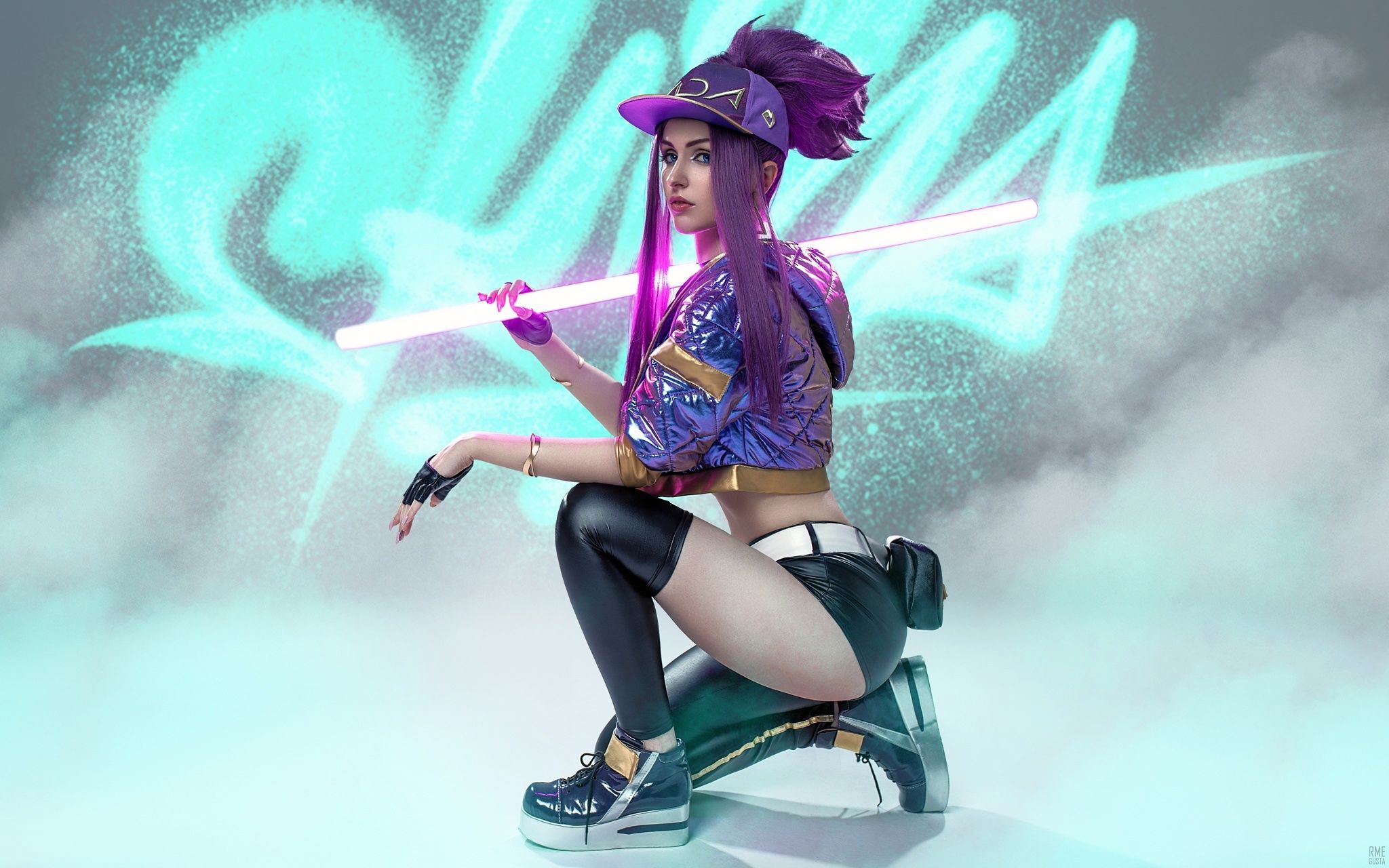 Косплей на Акали из k-pop группы K/DA (League of Legends). Косплеер: Elvi. Фотограф: RmeGusta 