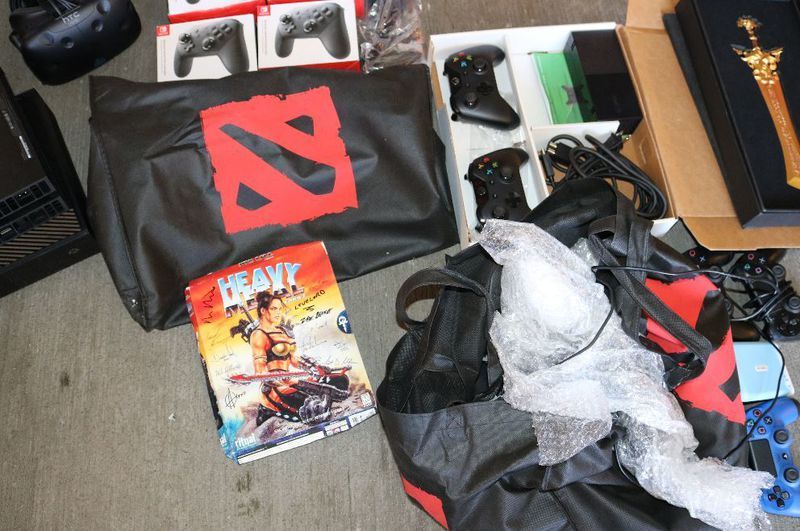 Часть вещей, украденных из офиса Valve | Фото: полиция Белвью