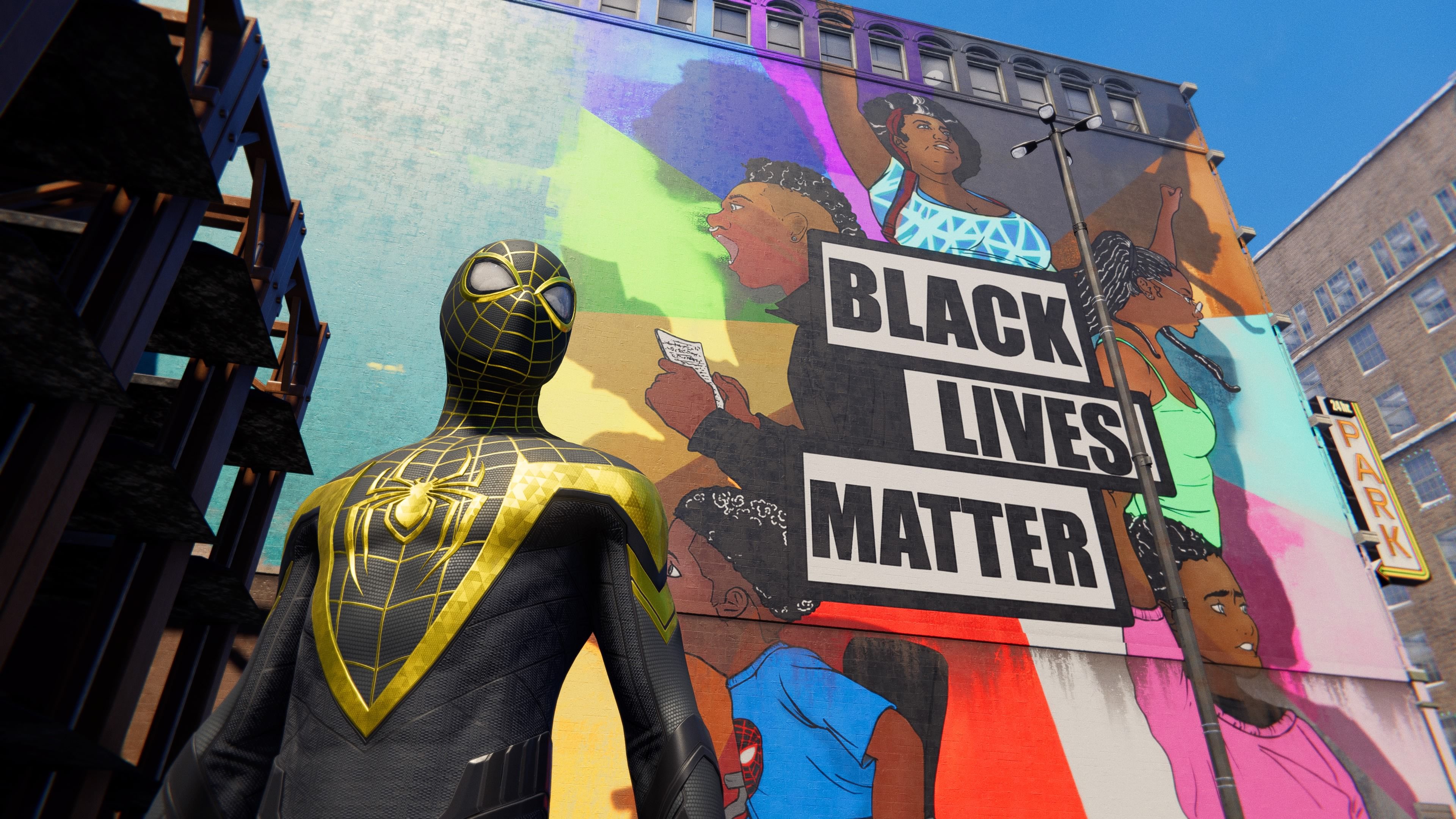 То самое граффити и костюм, который подарило сообщество Гарлема новому защитнику спокойствия