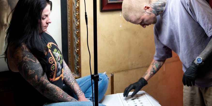 Клиент делает татуировку по Diablo IV 