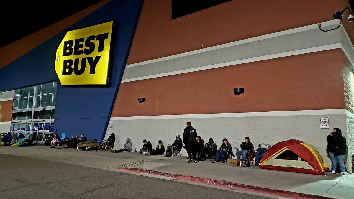 Очереди у магазинов Best Buy в США &mdash; люди пытаются купить консоли PlayStation 5 и Xbox Series