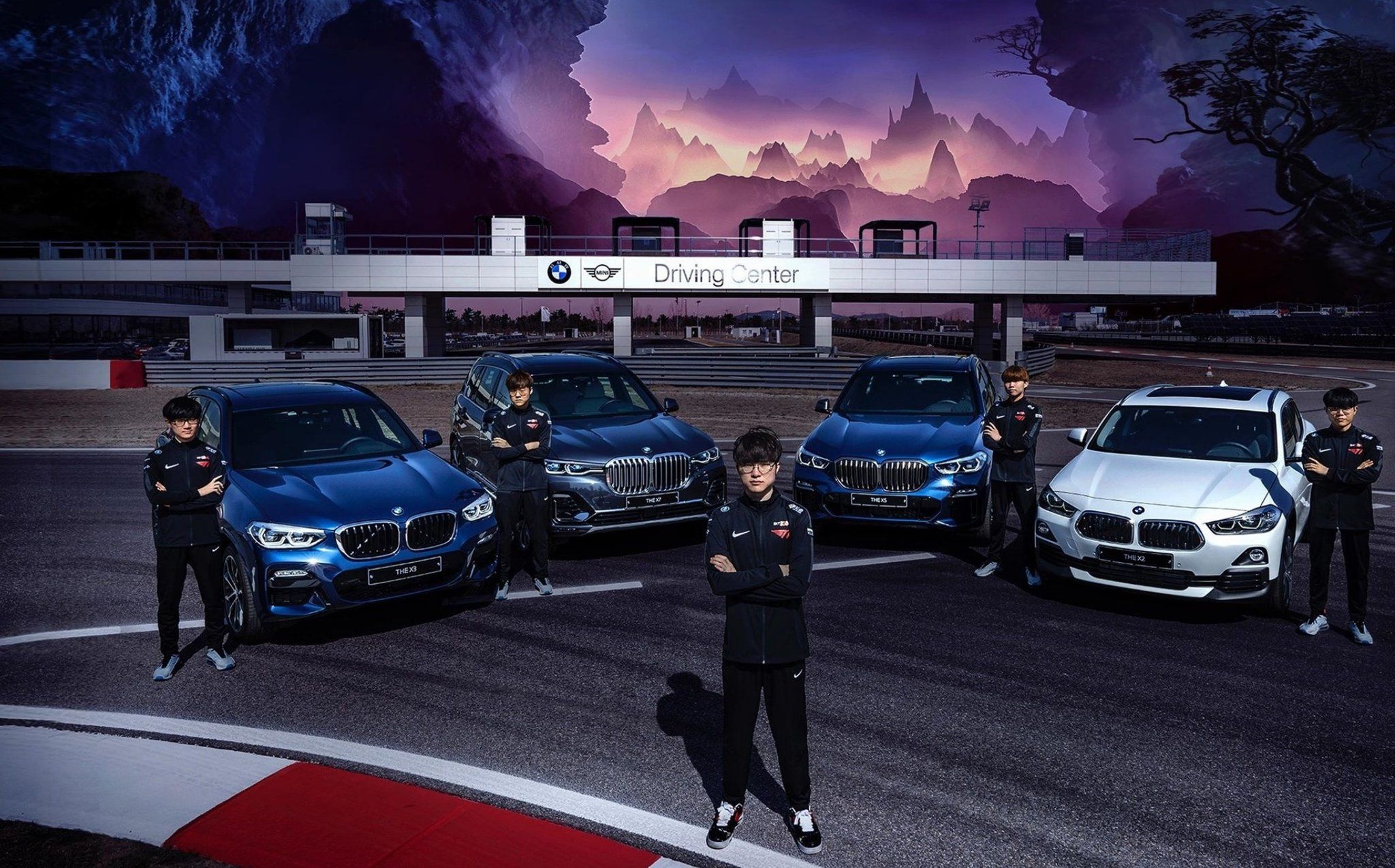 Фотосессия игроков T1 после подписания партнерства с BMW. Источник: твиттер @T1LoL