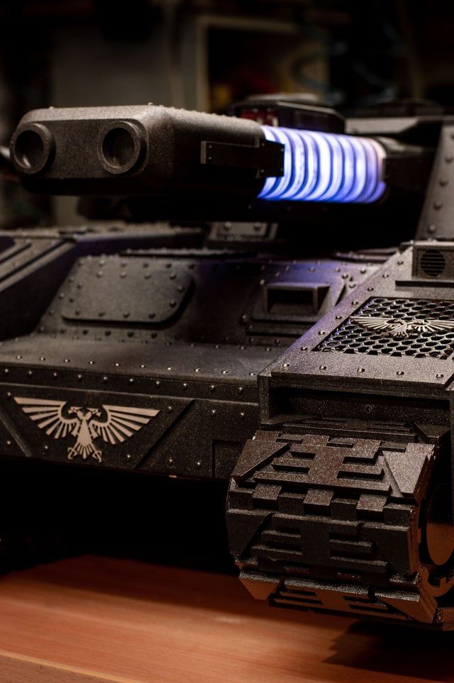 Кастомный корпус для ПК в виде танка из Warhammer 40,000. Источник: reddit
