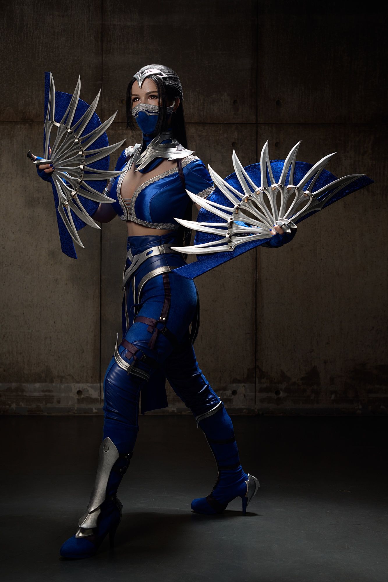 Косплей на Китану из Mortal Kombat. Косплеер: Kitana. Фотограф: makks • tobi. Источник: vk.com/kitanasherwarcos