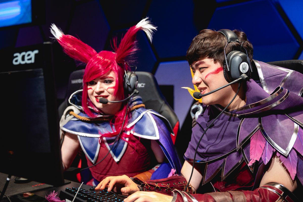 Sneaky и Bang в образах Xayah и Rakan на All-Star 2018
Источник: Riot Games