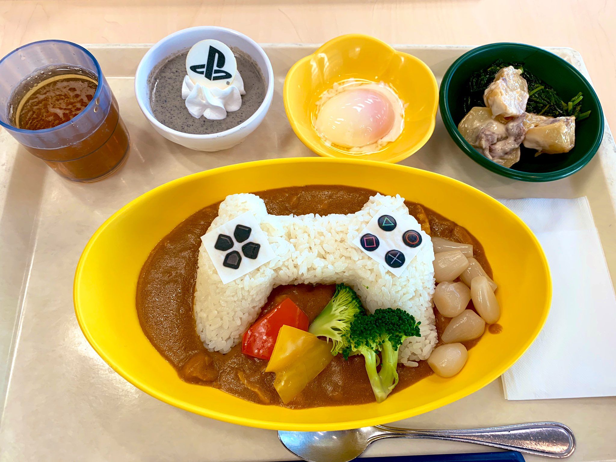 Праздничный обед в столовой Sony | Источник: twitter.com/KojiPro2015_EN