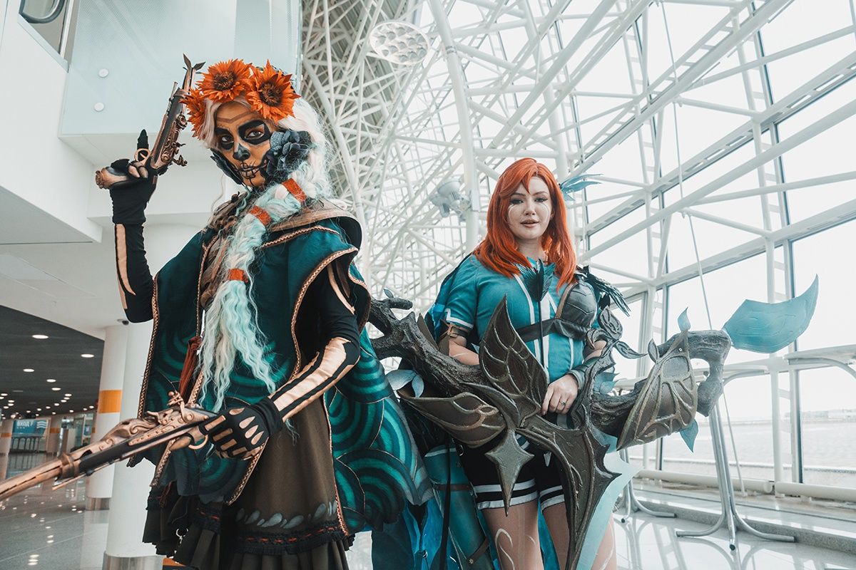 Cosplay of Muerta and Windranger 