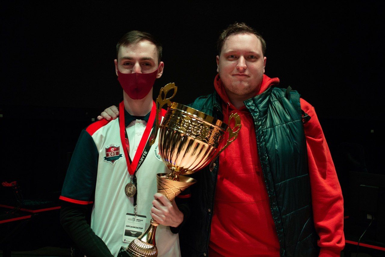 Александр (слева) и текущий тренер состава по Dota 2 на финале регионального этапа ВКСЛ сезона 2020/2021