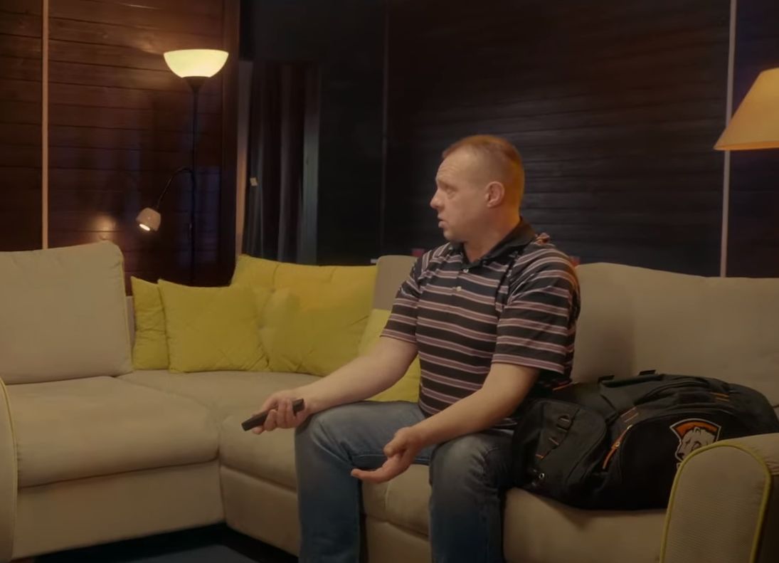 Александр бриганов чикен кари фото Сумку с логотипом Virtus.pro показали в шоу Comment Out на канале "Чикен Карри"