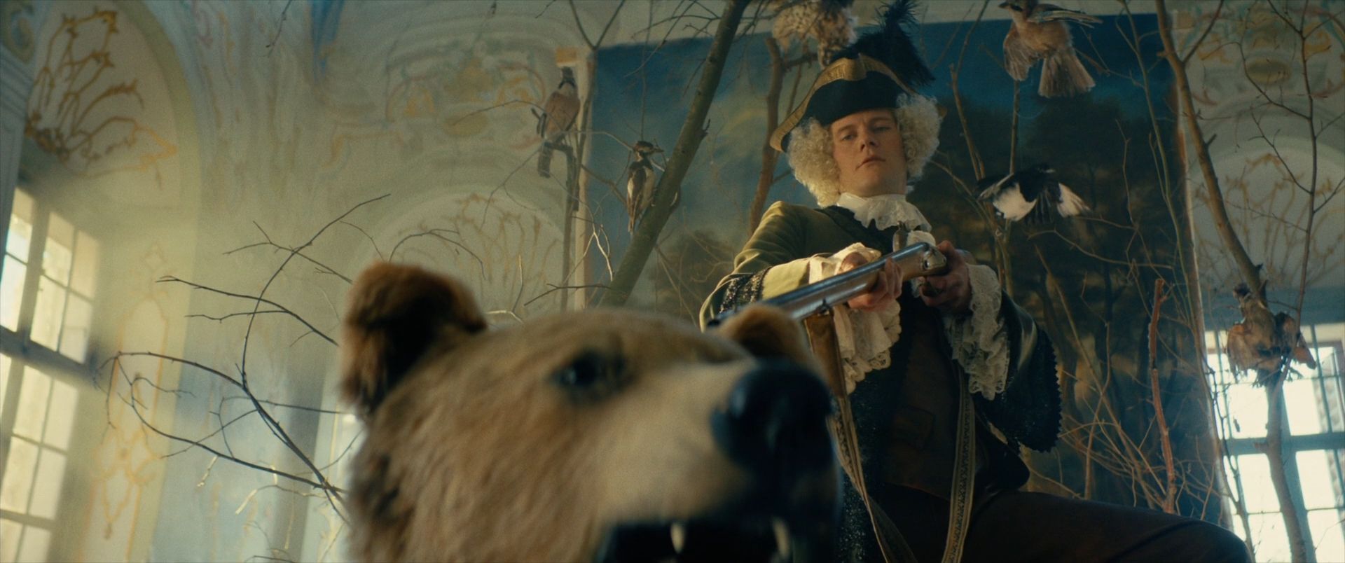 Главный антагонист Фредерик де Шинкель позирует с медведем для картины