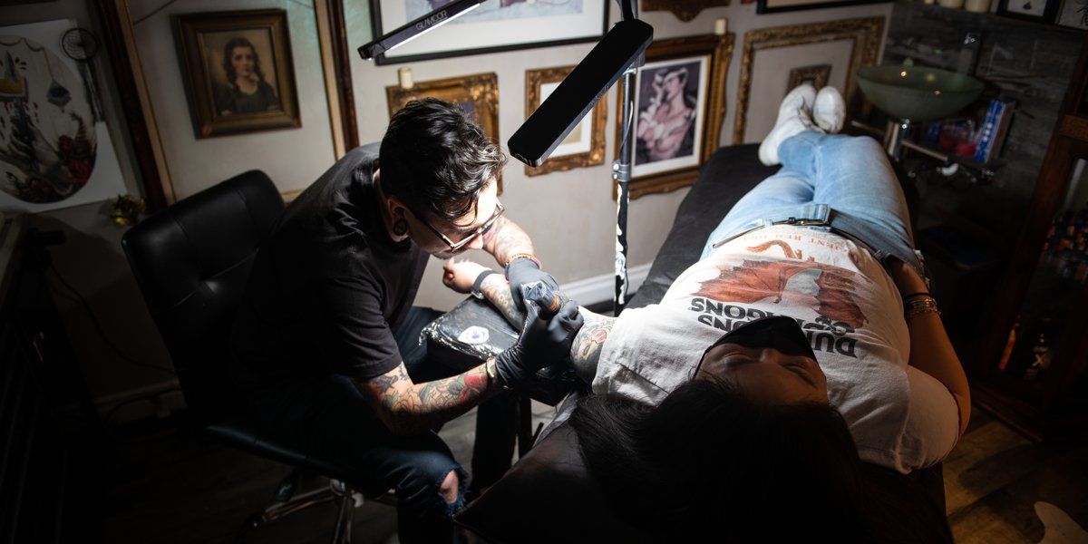 Клиент делает татуировку по Diablo IV 
