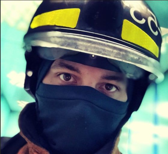 Тимур JOHNY Ризаев в экипировке пожарного.