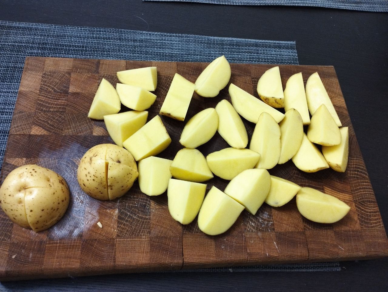 Тут как раз видно оба варианта нарезки: и мелкой, и более крупной картошки.
