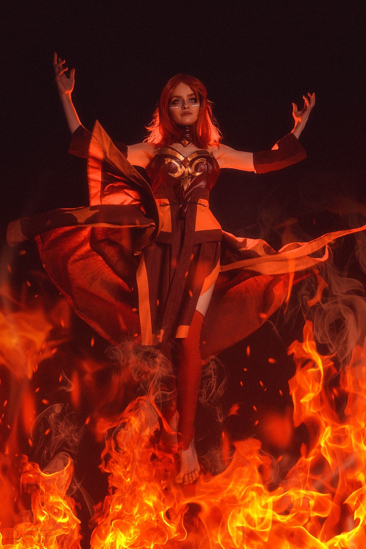 Косплей на Lina из Dota 2. Косплеер: Meiko Inoe. Фотограф: Hikaru. Источник: vk.com/inoecosplay