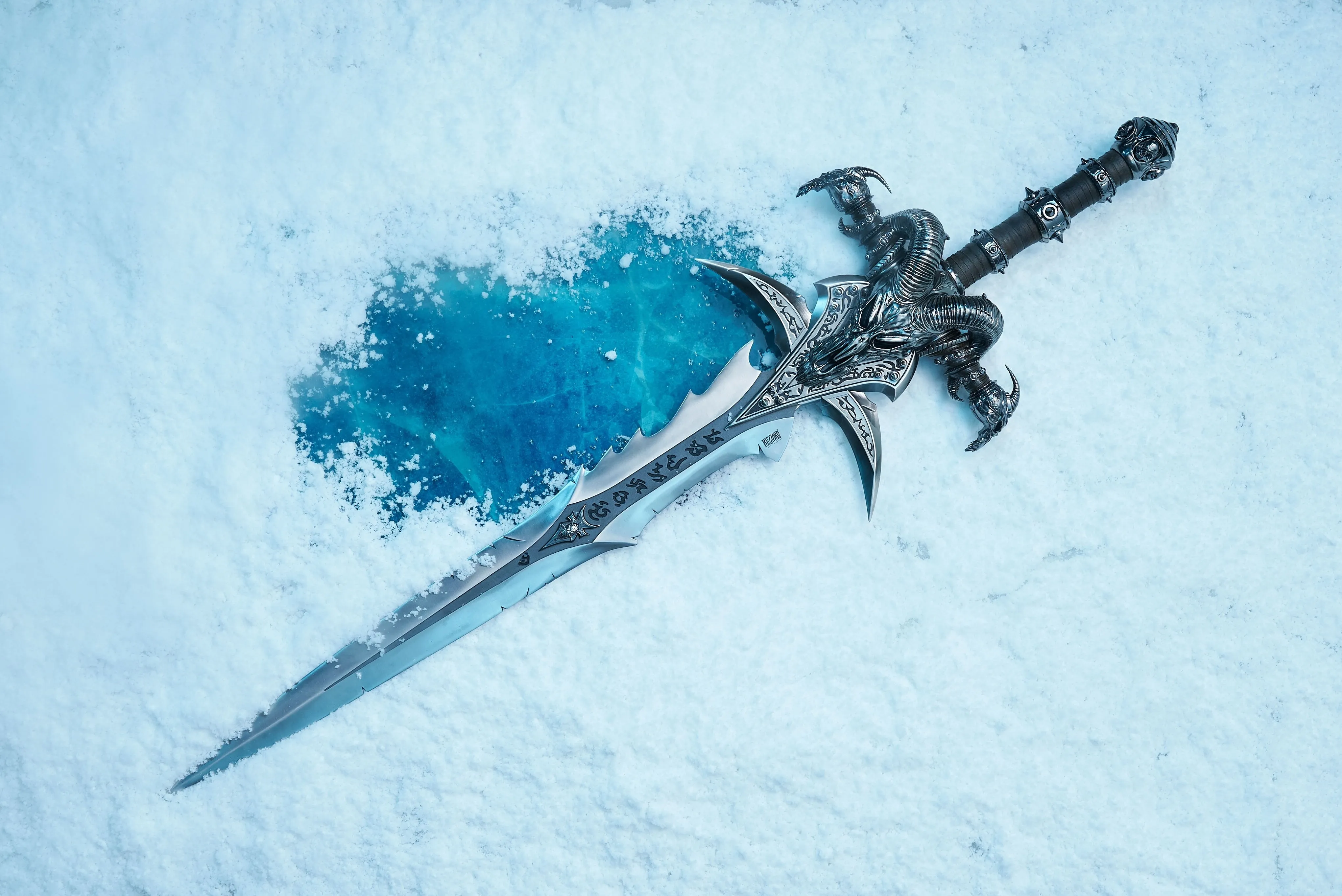 Blizzard представила реплику «Ледяной скорби» Короля-лича за $1,5 тысячи