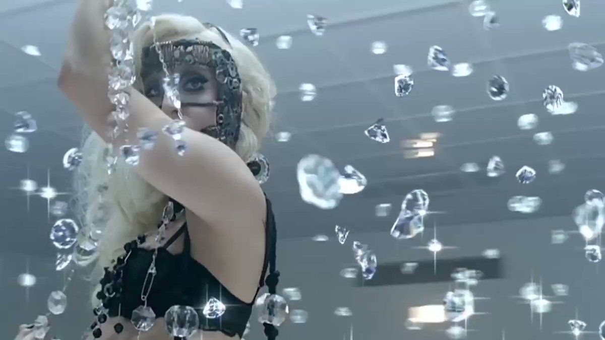 Леди Гага. Кадр из клипа на песню Bad Romance