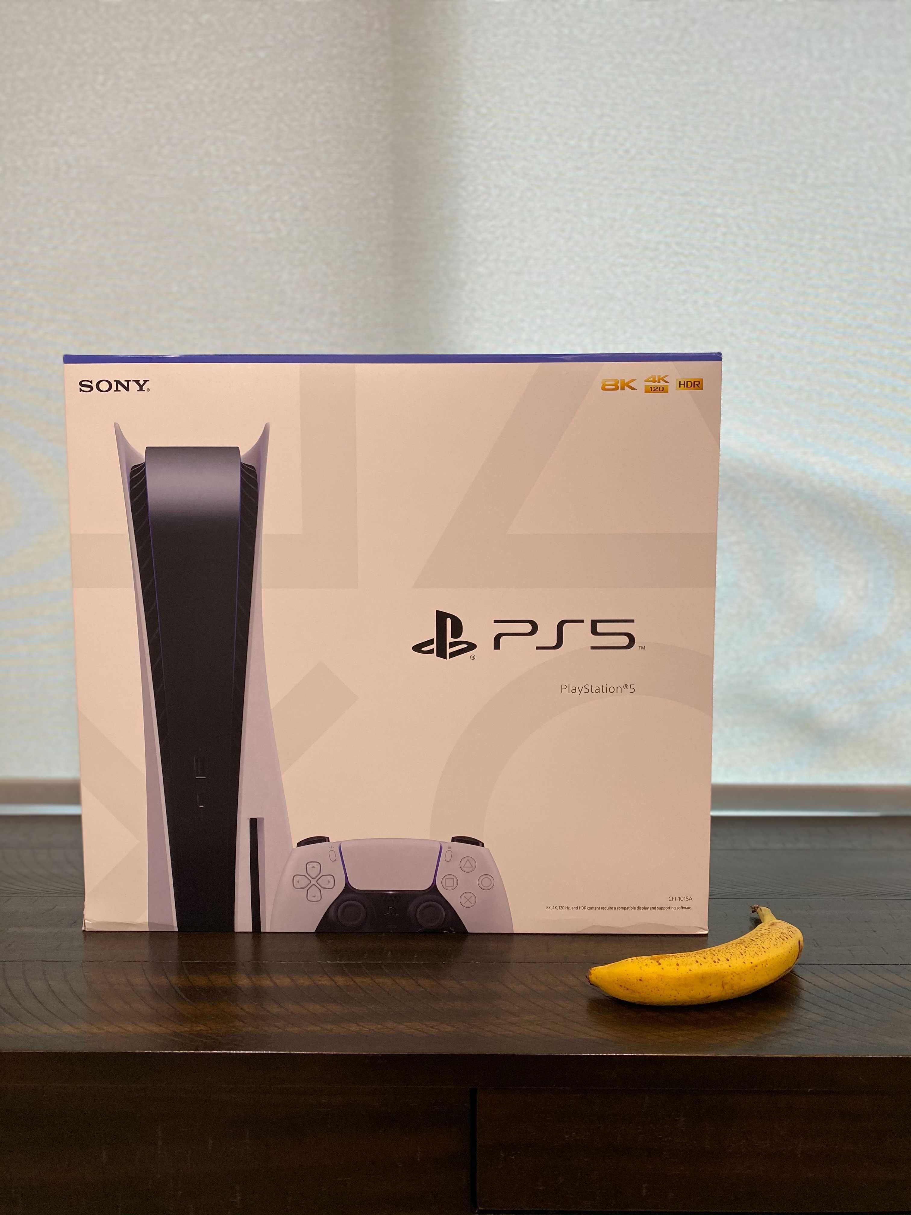 PlayStation 5 и банан.
Источник: IGN