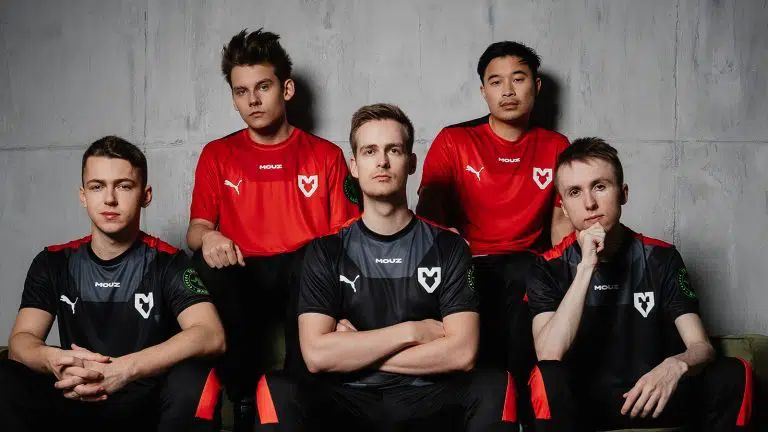 Игроки состава MOUZ по CS:GO в новой форме PUMA | Источник: MOUZ