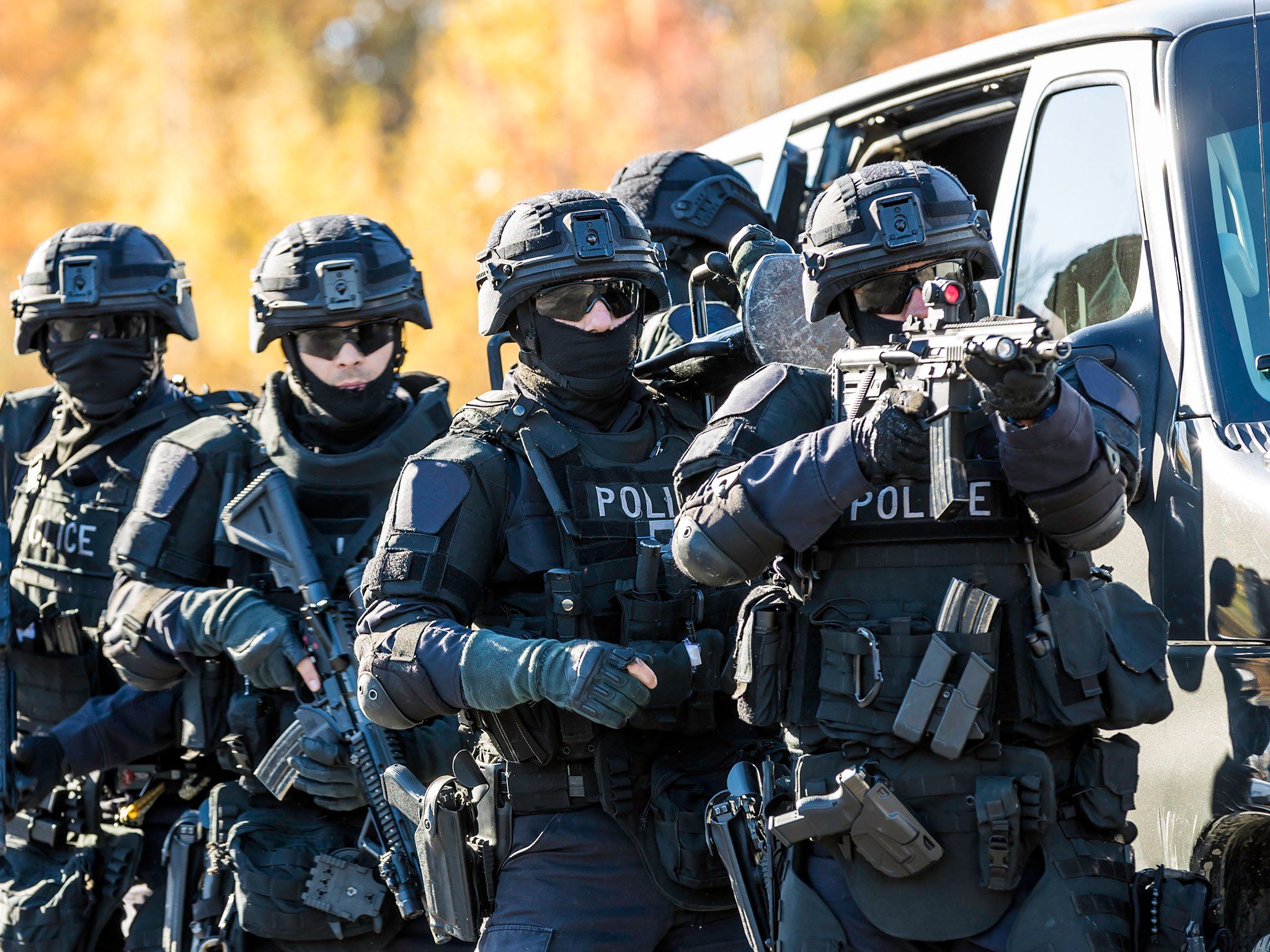 Tactical squad swat. SWAT спецназ. Спецназ LAPD. SWAT США. Сват группа захвата.