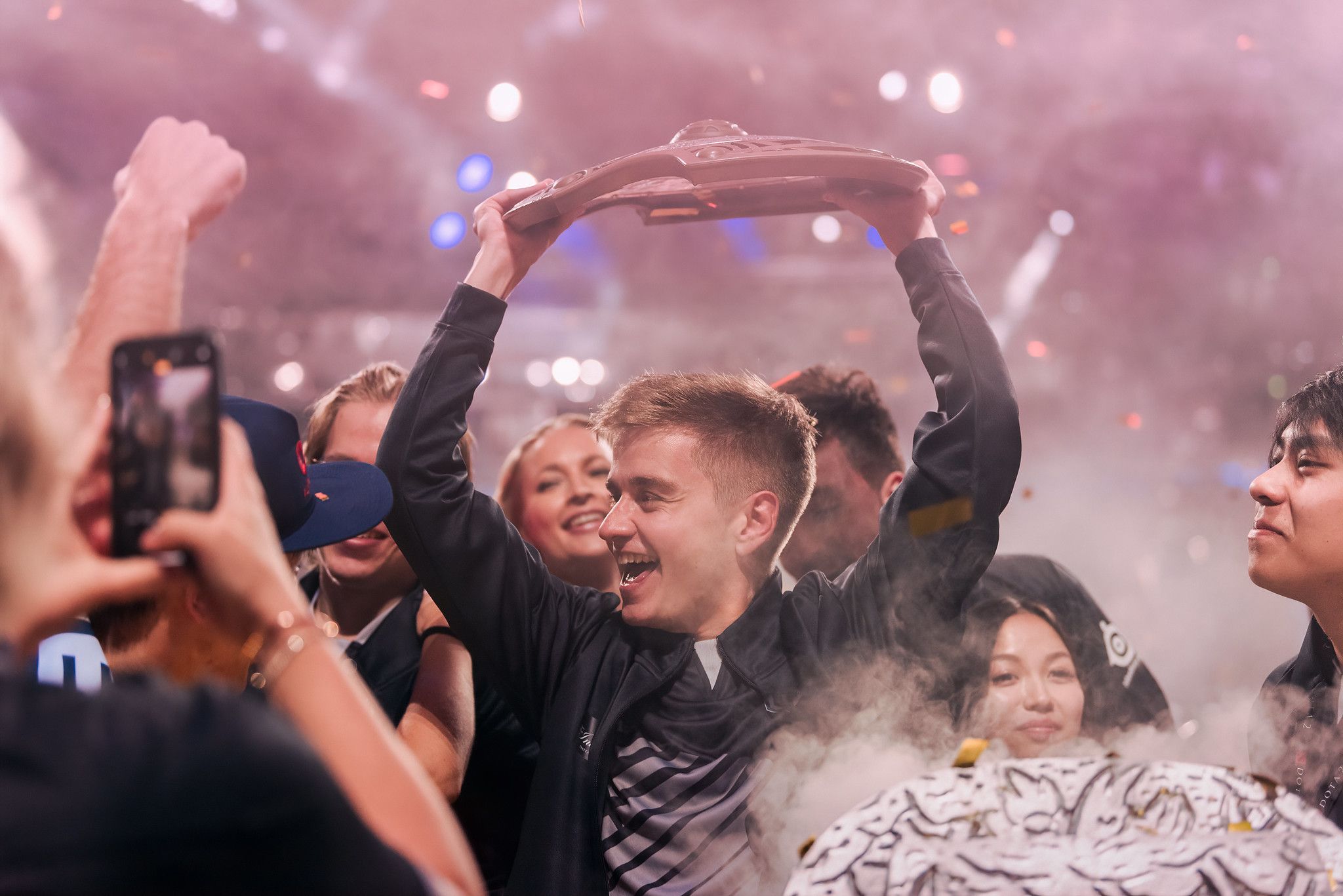 N0tail из OG празднует вторую подряд победу на The International 2019 | Фото: Valve / flickr.com