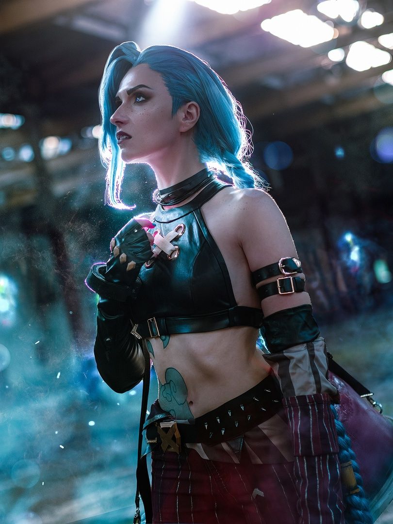 Jinx from League of Legends and Arcane. Cosplayer: Liza Nikitchuk. Photographer: Din Battler. Source: vk.com/ssarkazmom