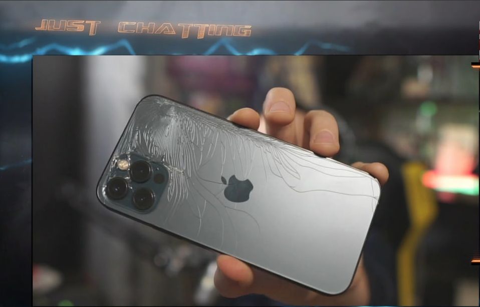 Кадр со стрима PCH3LK1N на Twitch &mdash; разбитый телефон