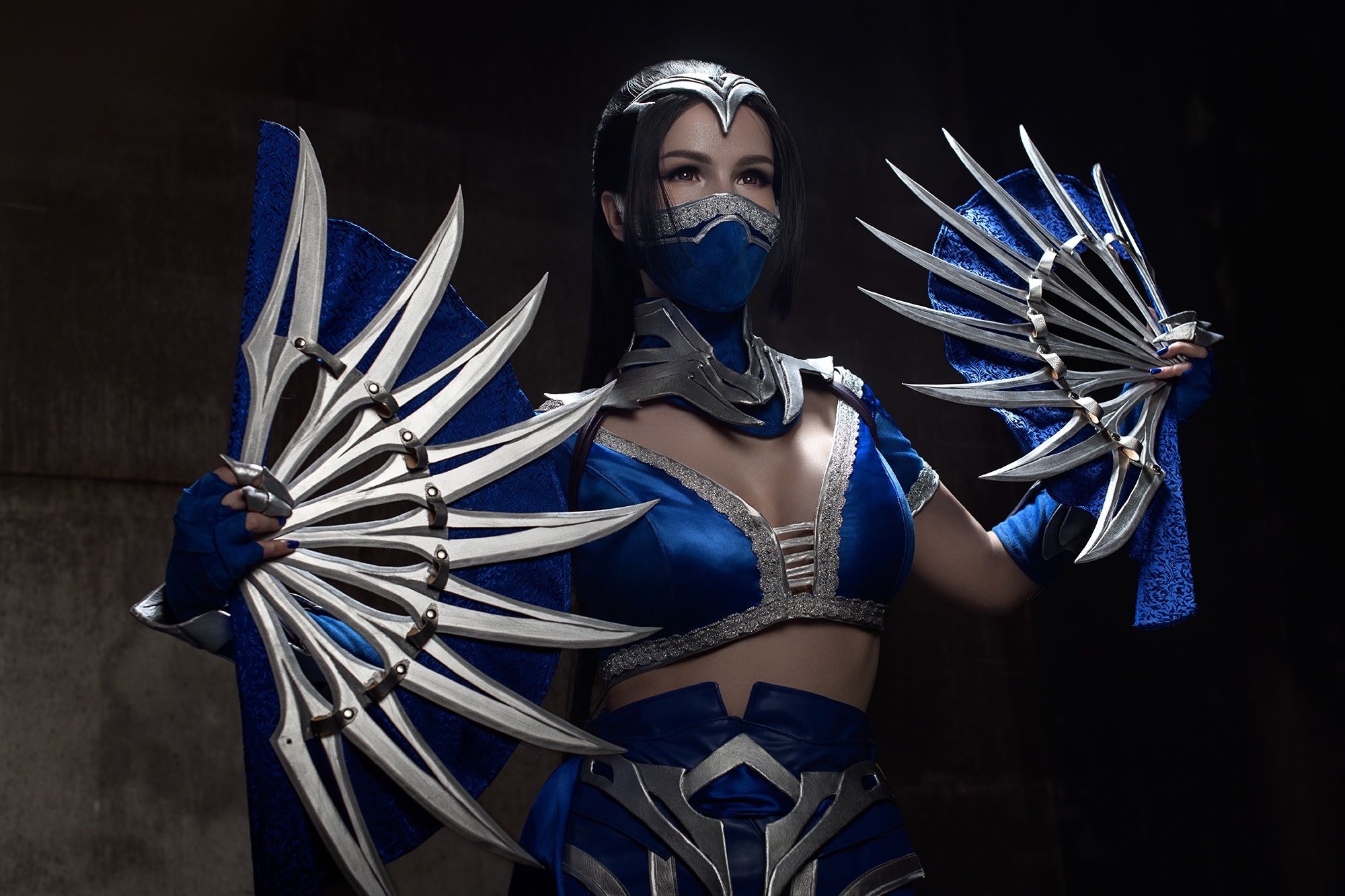 Косплей на Китану из Mortal Kombat. Косплеер: Kitana. Фотограф: makks • tobi. Источник: vk.com/kitanasherwarcos