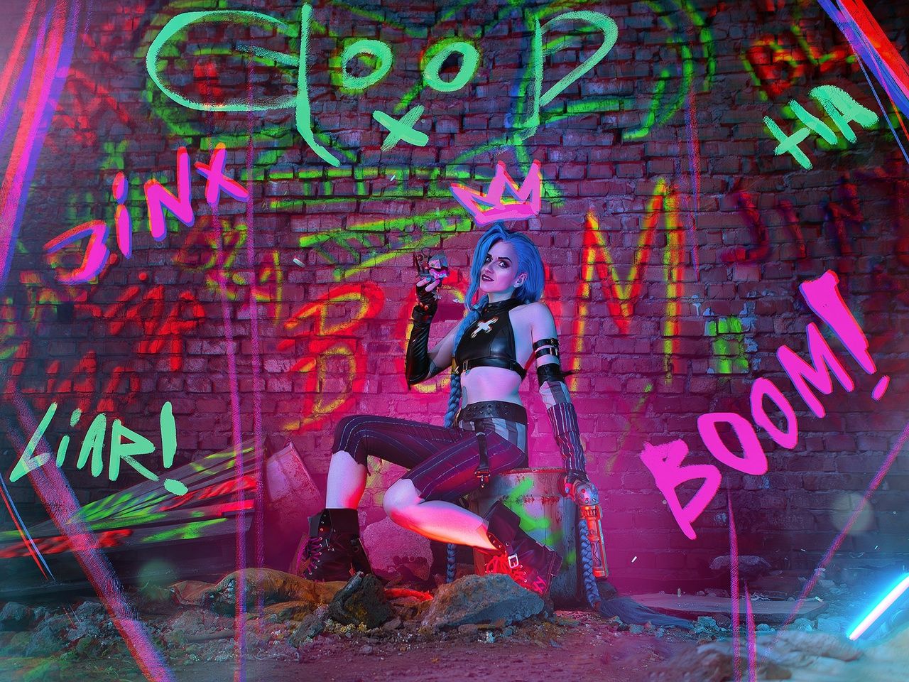 Jinx from League of Legends and Arcane. Cosplayer: Liza Nikitchuk. Photographer: Din Battler. Source: vk.com/ssarkazmom