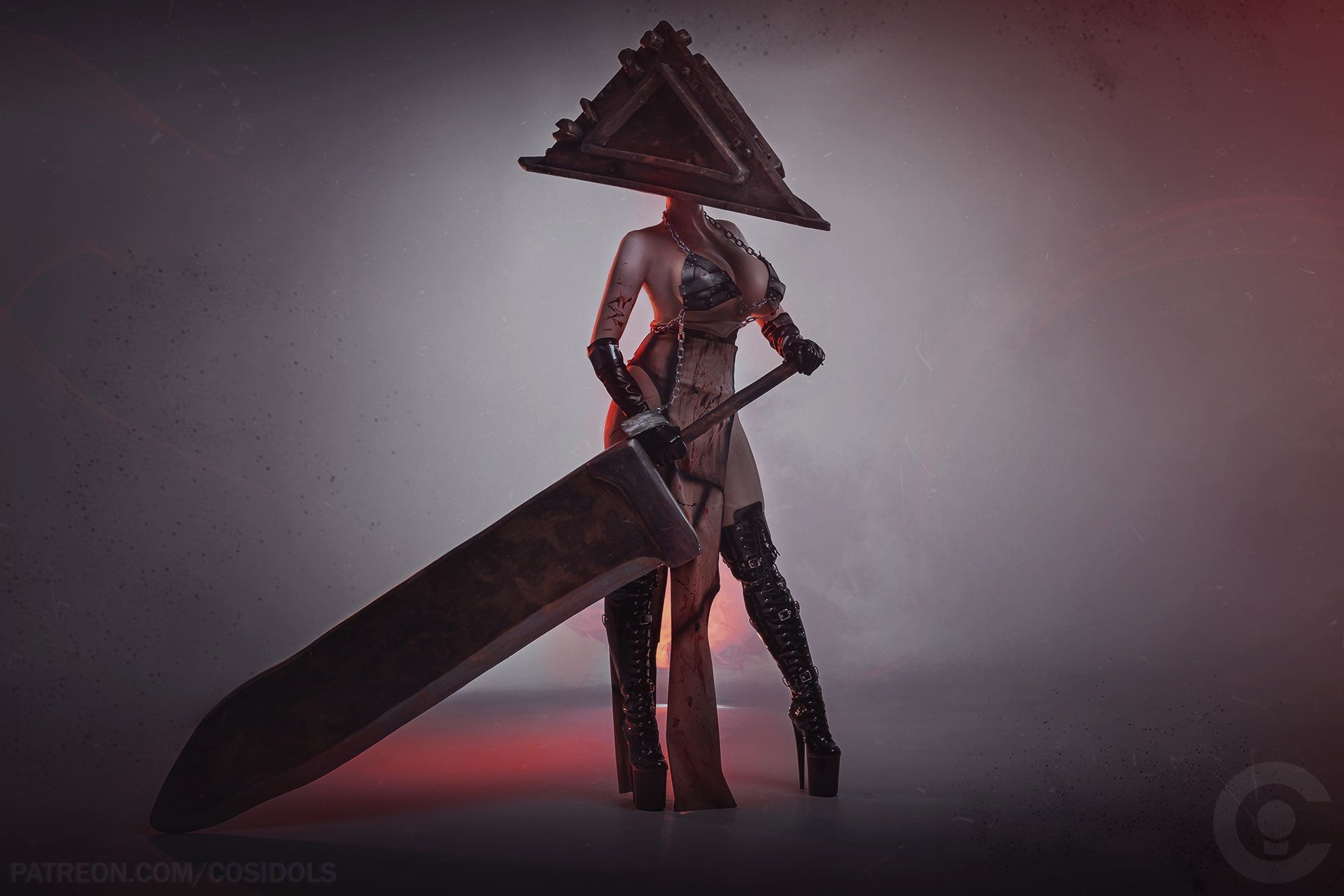 Косплей на Пирамидоголового. Косплеер: Fariko Reewayvs. Фотограф: PUGOFFKA. Сеттинг: Silent Hill. Источник: vk.com/public_pugoffka