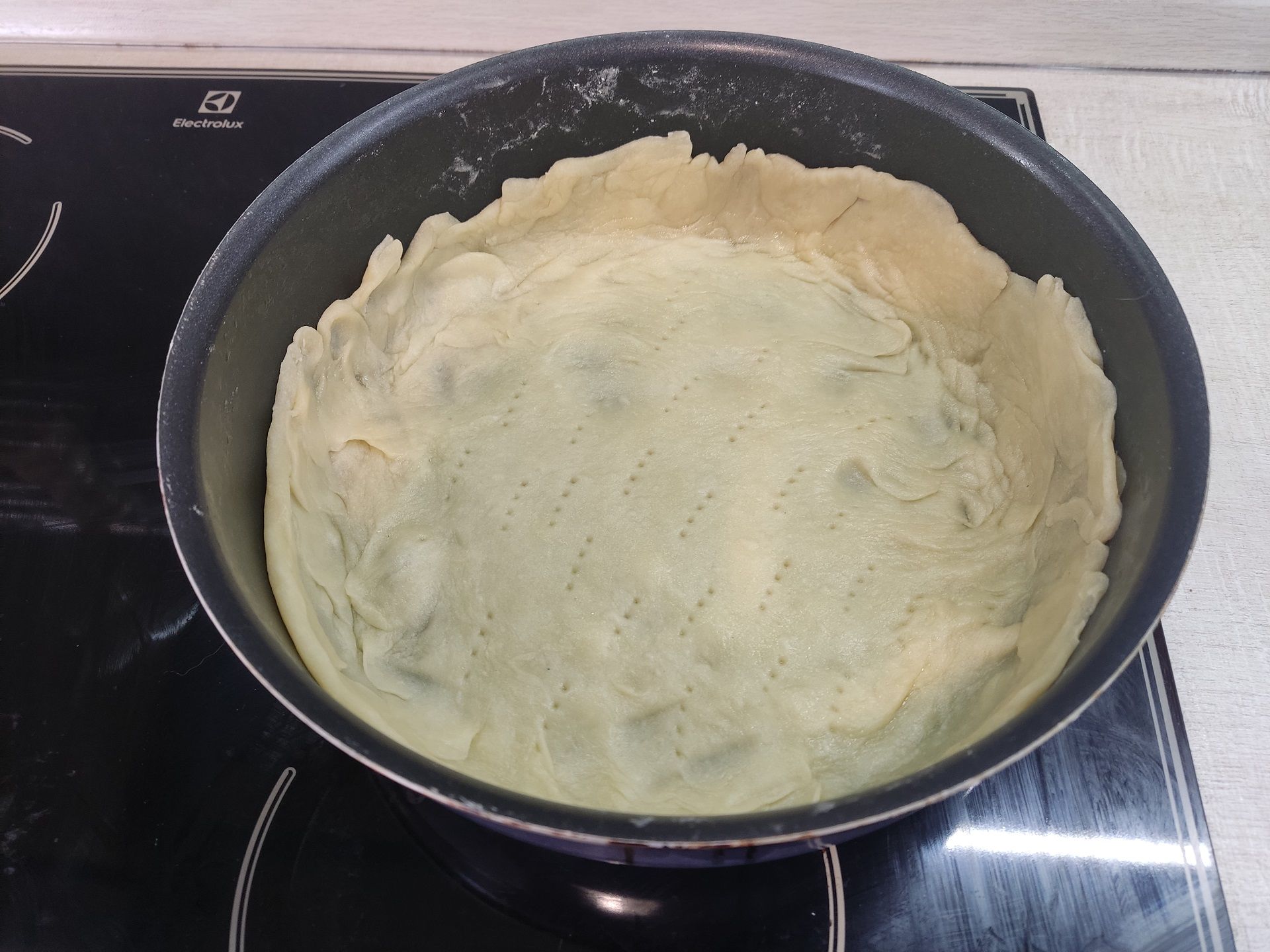 Когда тесто слезло с краев формы спустя пять минут в духовке, я решил, что не буду заниматься внешним видом пирога, простите