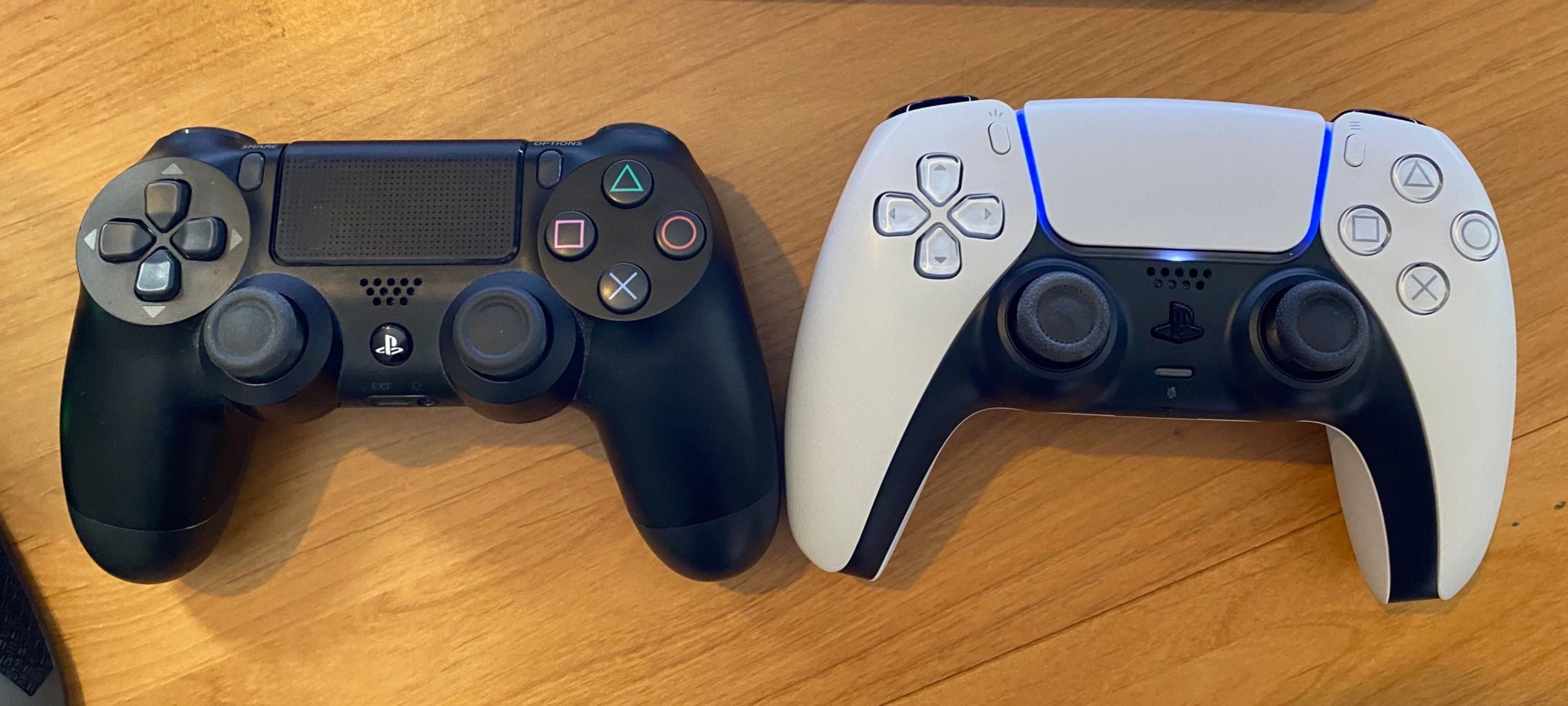 Сравнение DualShock 4 для PS4 с DualSense для PS5