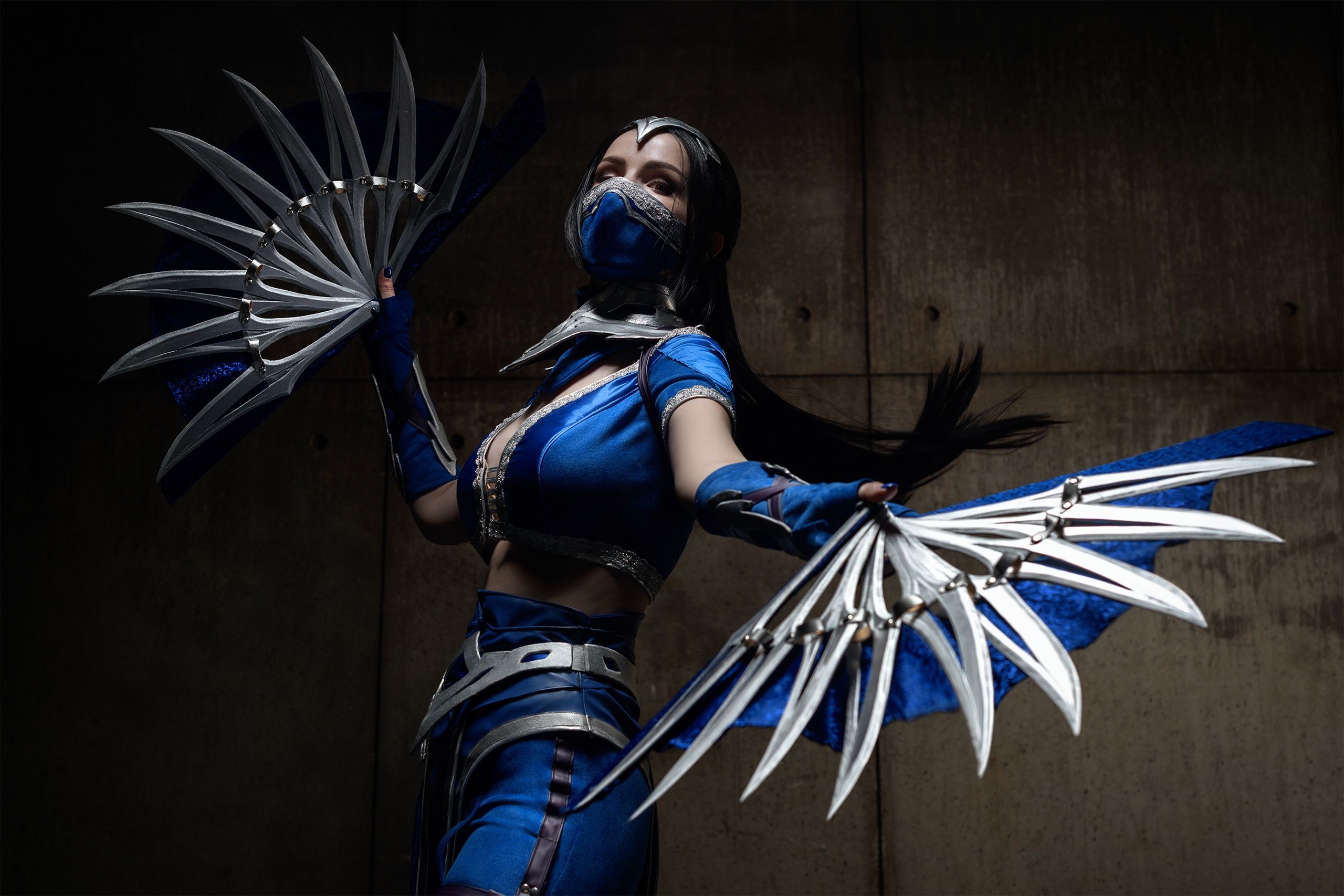 Косплей на Китану из Mortal Kombat. Косплеер: Kitana. Фотограф: makks • tobi. Источник: vk.com/kitanasherwarcos