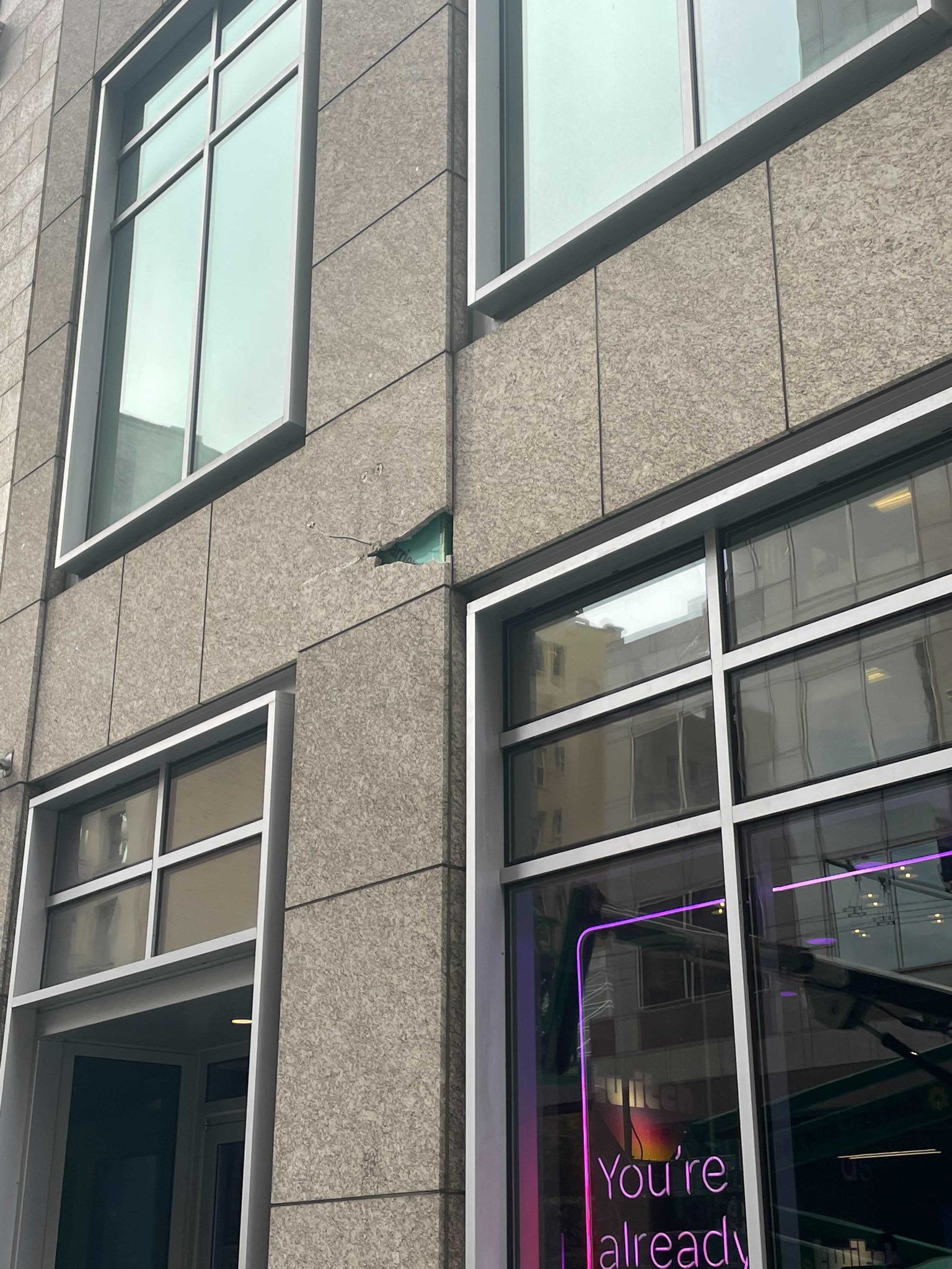 Фасад офиса Twitch после кражи вывески | Источник: twitter.com/Mucx