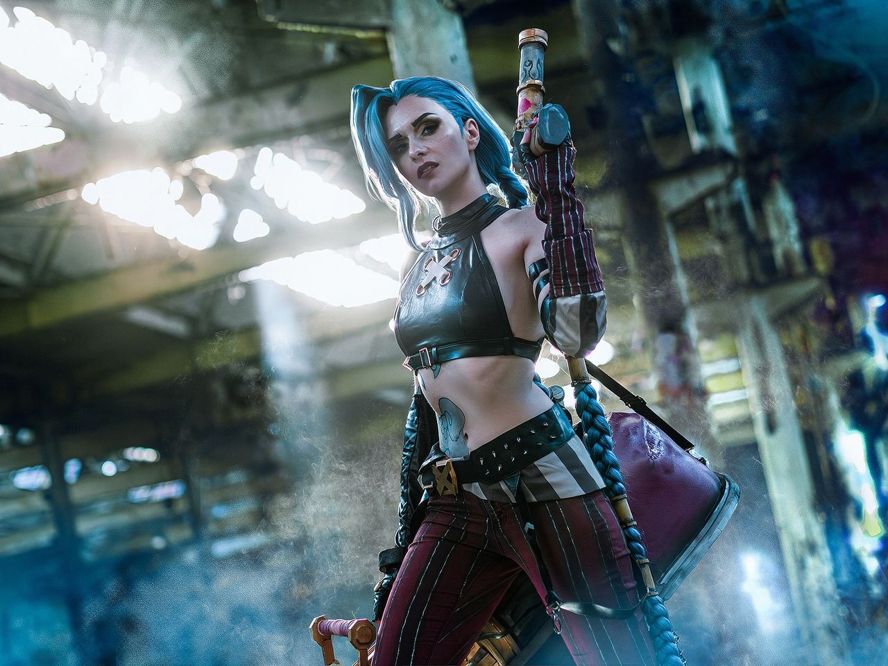 Jinx from League of Legends and Arcane. Cosplayer: Liza Nikitchuk. Photographer: Din Battler. Source: vk.com/ssarkazmom